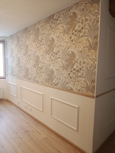 Photo de galerie - Pose tapisserie, moulure à la maison pour égayer tout ça 
