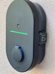 Photo de galerie - Installation Bornes de Recharge connectée de 7,4kw intégré d’une prise renforcée - Legrand 
