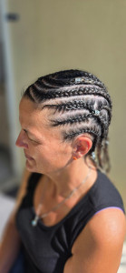 Photo de galerie - Pour cette periode de canicule, elle a choisit des tresses pour se raffraîchir pendant son service mais aussi dans son quotidien.