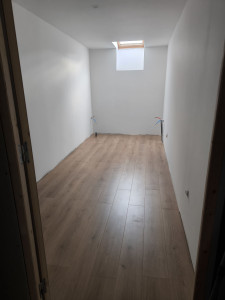 Photo de galerie - Pose d'un parquet à clipser et mise en peinture.