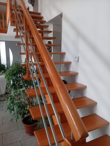 Photo de galerie - Pose d'escalier bois massif 
