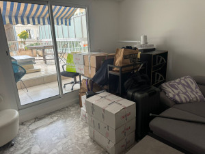 Photo de galerie - Pièce préparée pour le déménagement, avec des cartons soigneusement étiquetés 