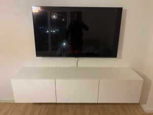 Photo de galerie - Fixation TV au mur plus meuble Besta IKEA egalement fixer au mur