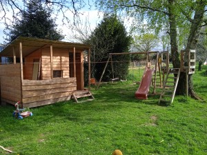 Photo de galerie - Construction d'une cabane d'enfants et d'une aire de jeux
