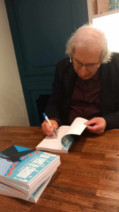 Photo de galerie - Je dédicace mon dernier livre