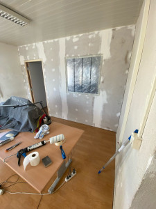 Photo de galerie - Pose cloison ba13 avec porte et verrière 