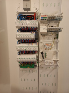 Photo de galerie - Installation complète d'un tableau électrique et réseau RJ45.