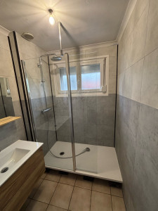 Photo de galerie - Rénovation salle de bain complète carrelage pvc plus receveur douche et pose dé lavabo 