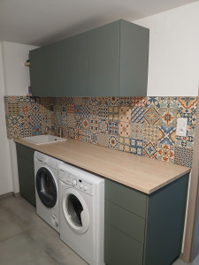 Photo de galerie - Création d'une buanderie dans maison neuve: 
- montage et installation de meubles 
- pose et découpe d'un plan de travail 
- pose d'une crédence en carrelage
- pose d'un évier et robinetterie

