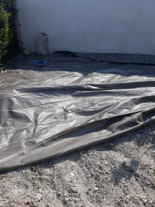 Photo de galerie - Aménagement d'un macif posé de bâche geotextile plus plantation.