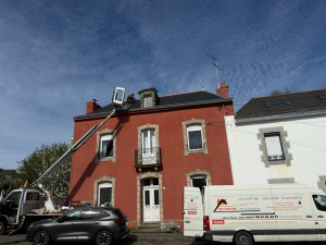 Photo de galerie - ? Intervention à Lorient avec notre camion nacelle ?️! Profitez de notre expertise pour un toit impeccable. Nous garantissons sécurité et efficacité, même en hauteur! ? #Couvreur #Lorient #CamionNacelle #Toiture #Sécurité #Efficacité #Expertise #Hauteur