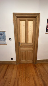 Photo de galerie - Modification de la porte vitrée existante : fermeture de la partie vitrée avec un panneau en bois afin de créer une porte pleine.