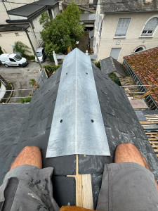 Photo de galerie - Pose faîtage en zinc sur Capucine en ardoise