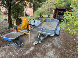 Photo de galerie - Préparation béton pour boucher trou dans un chemin