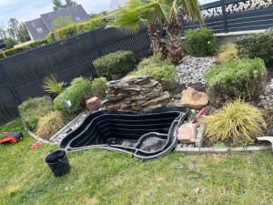 Photo de galerie - Bassin avec fontaine intégré dans les pierre choix du client