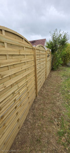 Photo de galerie - Installation d'une palissade en bois.