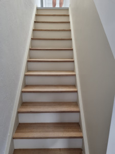 Photo de galerie - Restauration d'un escalier (ponçage, vitrification, peinture, traitement des contremarches, etc.)