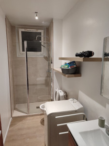 Photo de galerie - Rénovation totale de la salle de bain.
plomberie,faux plafond avec spots,pose de ba 13 avec placard technique ,étanchéité sous carrelage et pose faience.