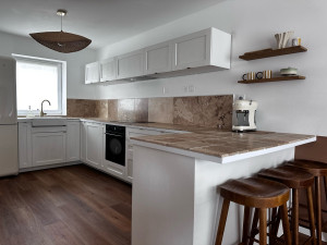 Photo de galerie - Pose de parquet PVC ainsi que l’agencement et le montage de la cuisine 