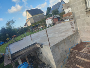 Photo de galerie - Création d’un vide sanitaire et réalisation d’une dalle béton avec armature métallique, ainsi que la construction d’un balcon.