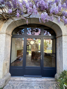 Photo de galerie - Fabrication et pose d’une porte d’entrée avec dormant en hanse de paniers 