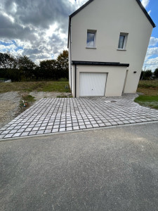 Photo de galerie - Création d’une cours de 40m2 en pavé 20x20 avec joint en terre et semence de pelouse 