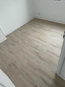 Photo de galerie - Pose de parquet avec sous couche et quart de rond