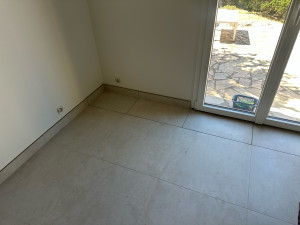 Photo de galerie - Rénovation du sol en carrelage sur les pièces principales d’une maison. 