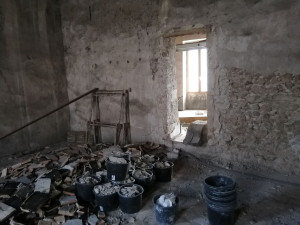 Photo de galerie - Création d'une chambre complète,  maçonnerie,  plafond,  aménagements,  parquet, électricité,  peinture. (avant)