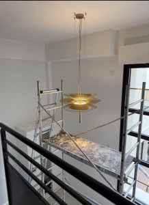 Photo de galerie - Pose d’un lustre avec une grande hauteur sous-plafond.