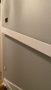 Photo de galerie - Cage d’escalier peint en gris souris et rambarde bois peint en blanc