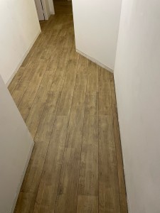 Photo de galerie - Pose de parquet 70m2 en continu, sans barres de seuil (salon, entrée, cuisine et couloir), plinthes posées en suivant. 