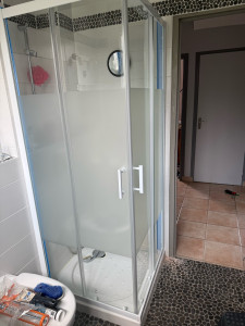 Photo de galerie - Pose d’une cabine de douche 