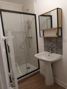 Photo de galerie - Pose du bac de douche, tuyauterie, raccordement, porte de douche