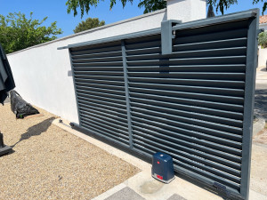 Photo de galerie - Motorisation portail coulissant 