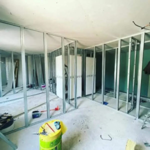 Photo de galerie - 
Pose de cloisons en ossature métallique
Création des séparations de pièces et couloirs
Travaux d’isolation intérieure 
Préparation pour passage des réseaux électriques
Aménagement et optimisation 