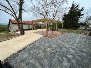 Photo de galerie - Pose de pavage avec aller piétonnes en gravier puis pose d’une petite Pergolas 