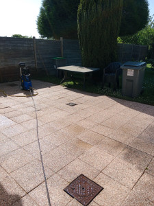 Photo de galerie - Nettoyage de terrasse sur  de la pierre avec un karcher professionnel 