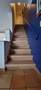 Photo de galerie - Réalisation d'un revêtement de sols sur escalier.