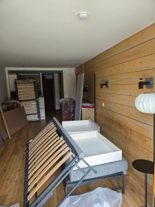 Photo de galerie - AVANT-Montage de canapés lit- Table de repas - Tables basses - Lampadaire pour P&V à Val Thorens.