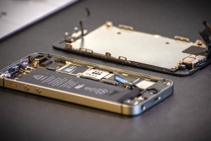 Photo de galerie - Votre écran est cassé plus besoin de vous déplacer, nous changeons votre écran directement chez vous !