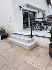Photo de galerie - Habillage en carreaux d’un escalier extérieur 