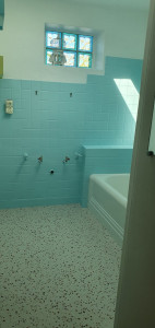 Photo de galerie - Rénovation d'une salle de bains. Peinture sur carrelage.