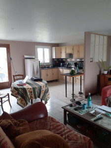 Photo de galerie - Cuisine repeinte en deux couleurs murs et plafond