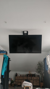 Photo de galerie - Installation dans une chambre d'un support TV au plafond (modification d'un support mural pour le passer au plafond) 