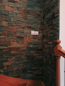 Photo de galerie - Pose plaques de parement dans escalier 