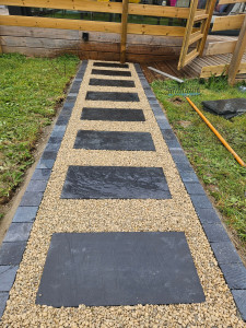 Photo de galerie - Pose dalle ardoise 
cailloux amande 6/10
pavés gris antique scellé beton