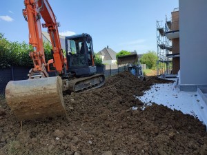 Photo de galerie - Mise en place de terre autour d'un bâtiment
