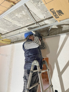 Photo de galerie - J’ai percé pour sortir les cables