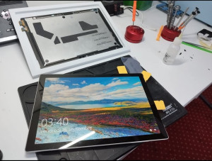 Photo de galerie - Changement d'écran d'un Microsoft Surface 5 Pro.
(intervention à domicile)
